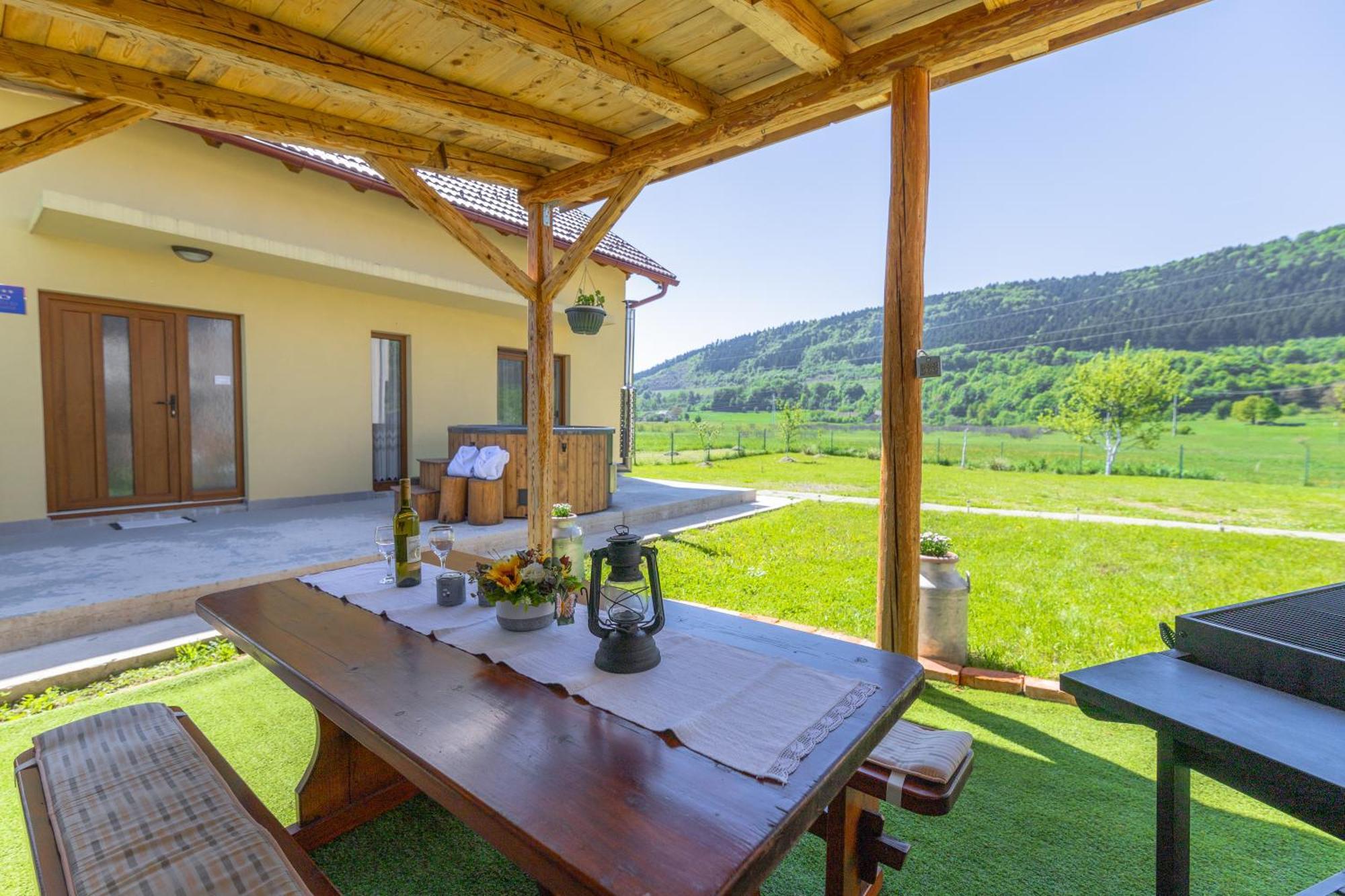 Kuca Trota - Sauna, Hot Tub Otočac Exteriér fotografie
