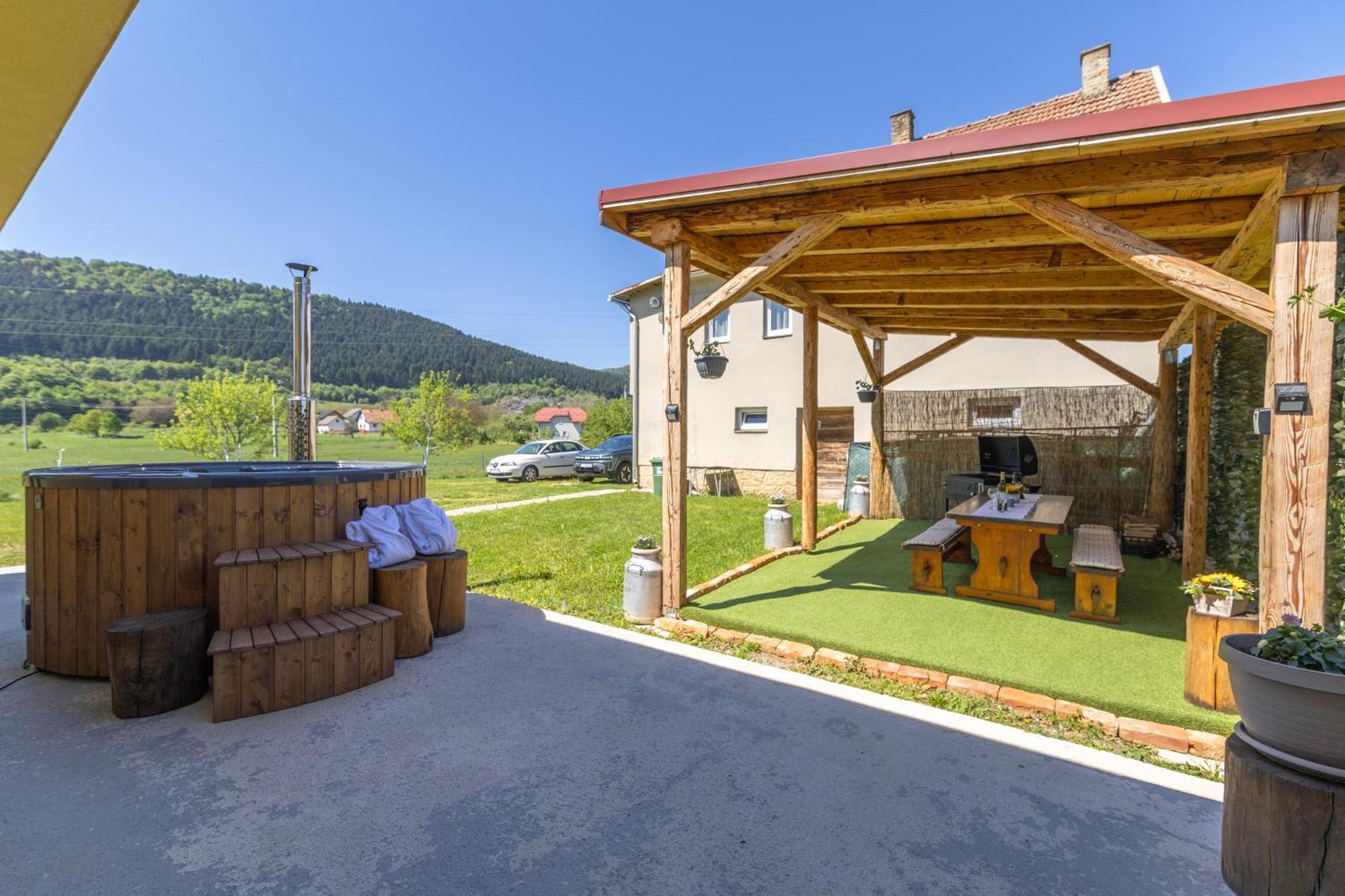 Kuca Trota - Sauna, Hot Tub Otočac Exteriér fotografie