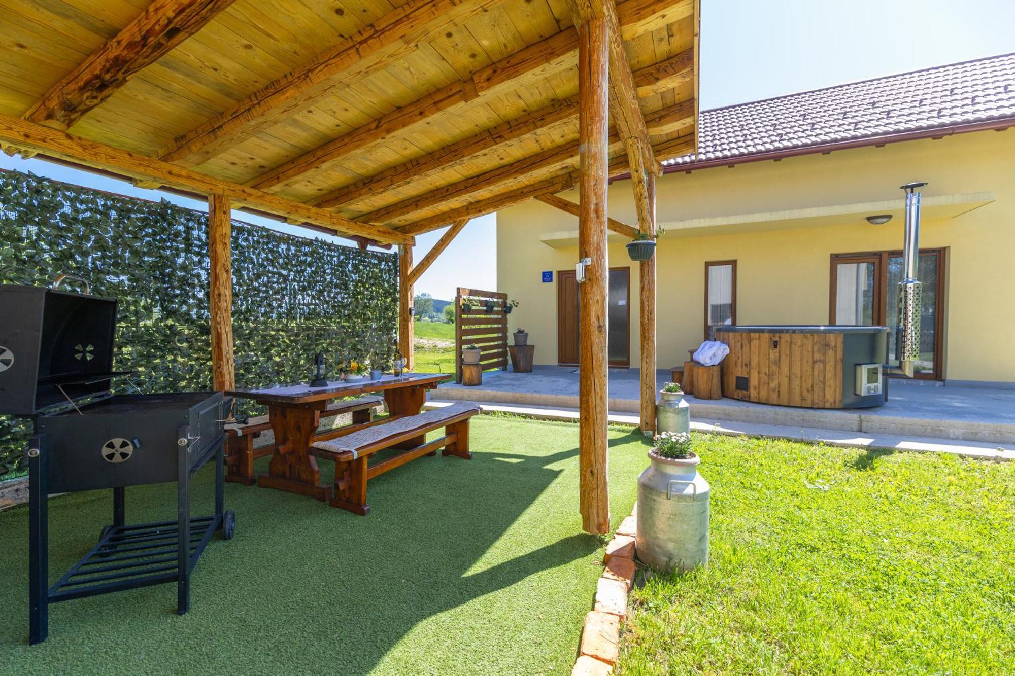Kuca Trota - Sauna, Hot Tub Otočac Exteriér fotografie
